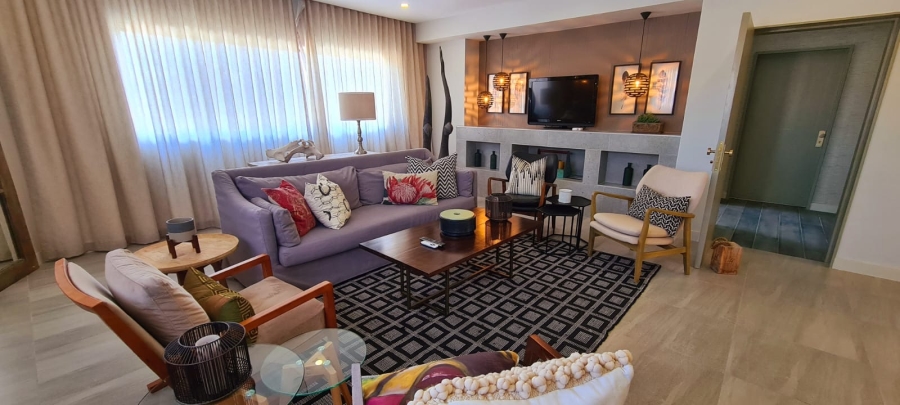 10 Bedroom Property for Sale in Bloubergstrand Western Cape